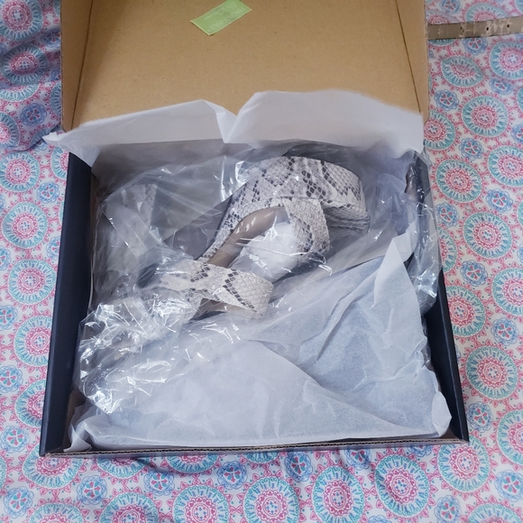 Fashion Nova- 90'S Phyton skin block heel - Picture 3 of 6